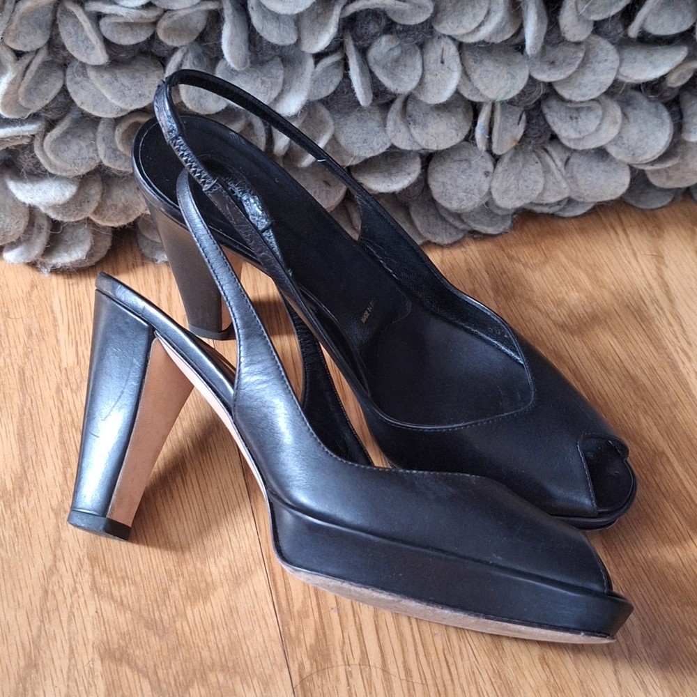 Vera Wang Black Italian Leather Peeptoe Heels EUC  Size 6